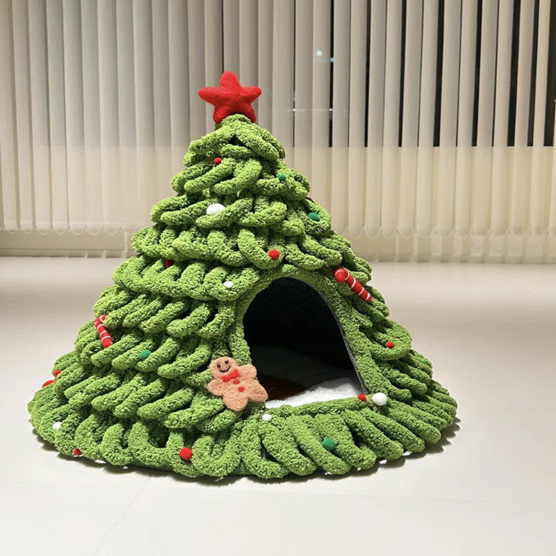 Cueva de fieltro decorada como arbol de Navidad con el kit incluido