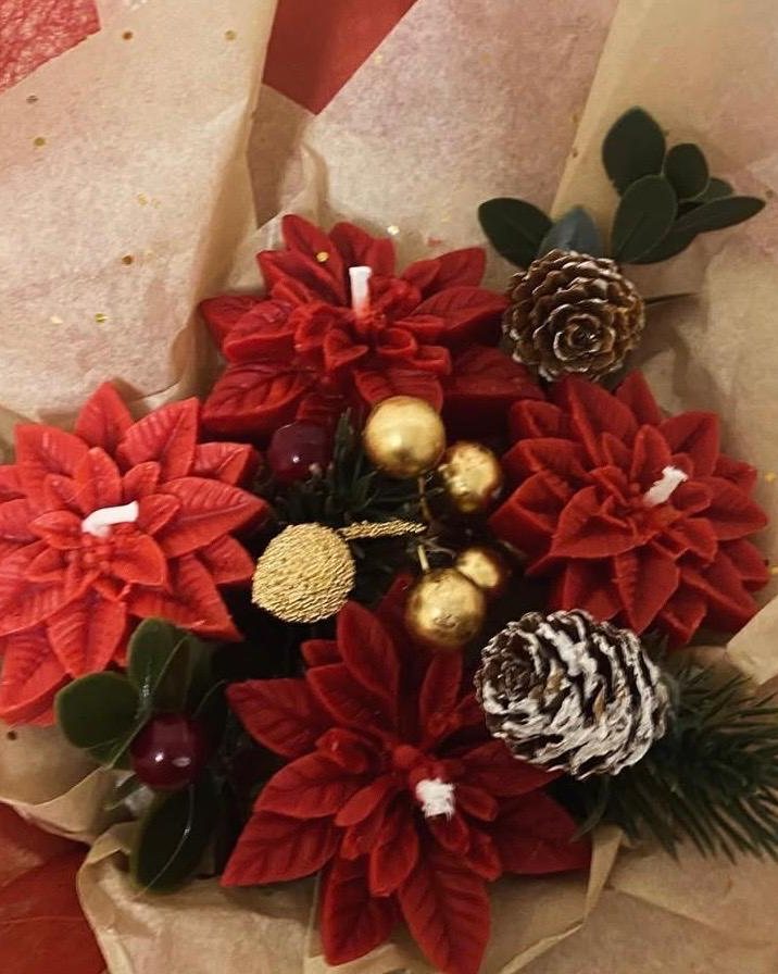 Ramo navideño de flores de pascua de vela